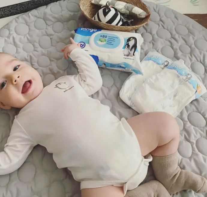 Bebé con pañal ecológico Pingo para piel sensible